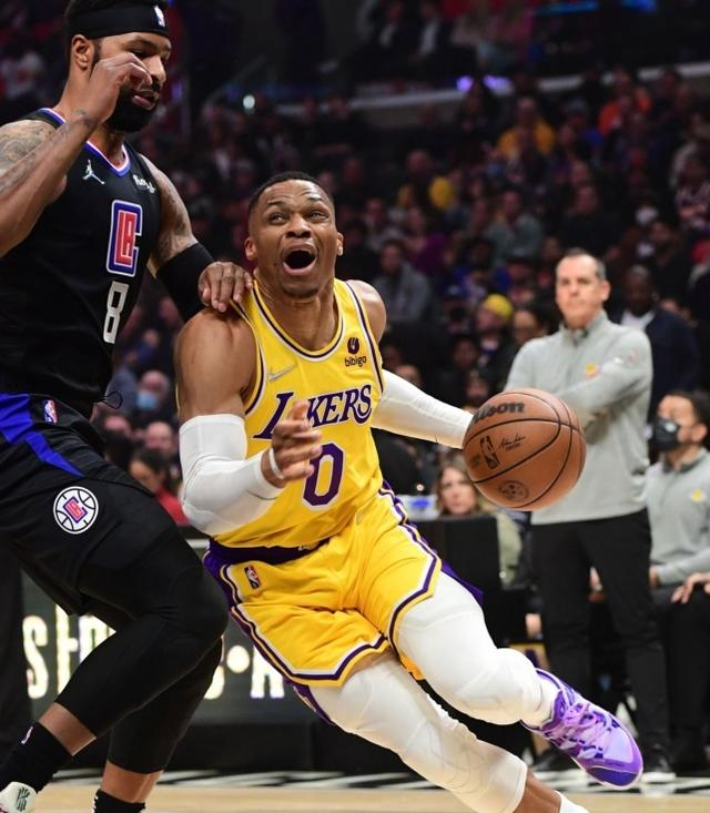 威廉姆斯横扫红牛二队，拉塞尔统治全场