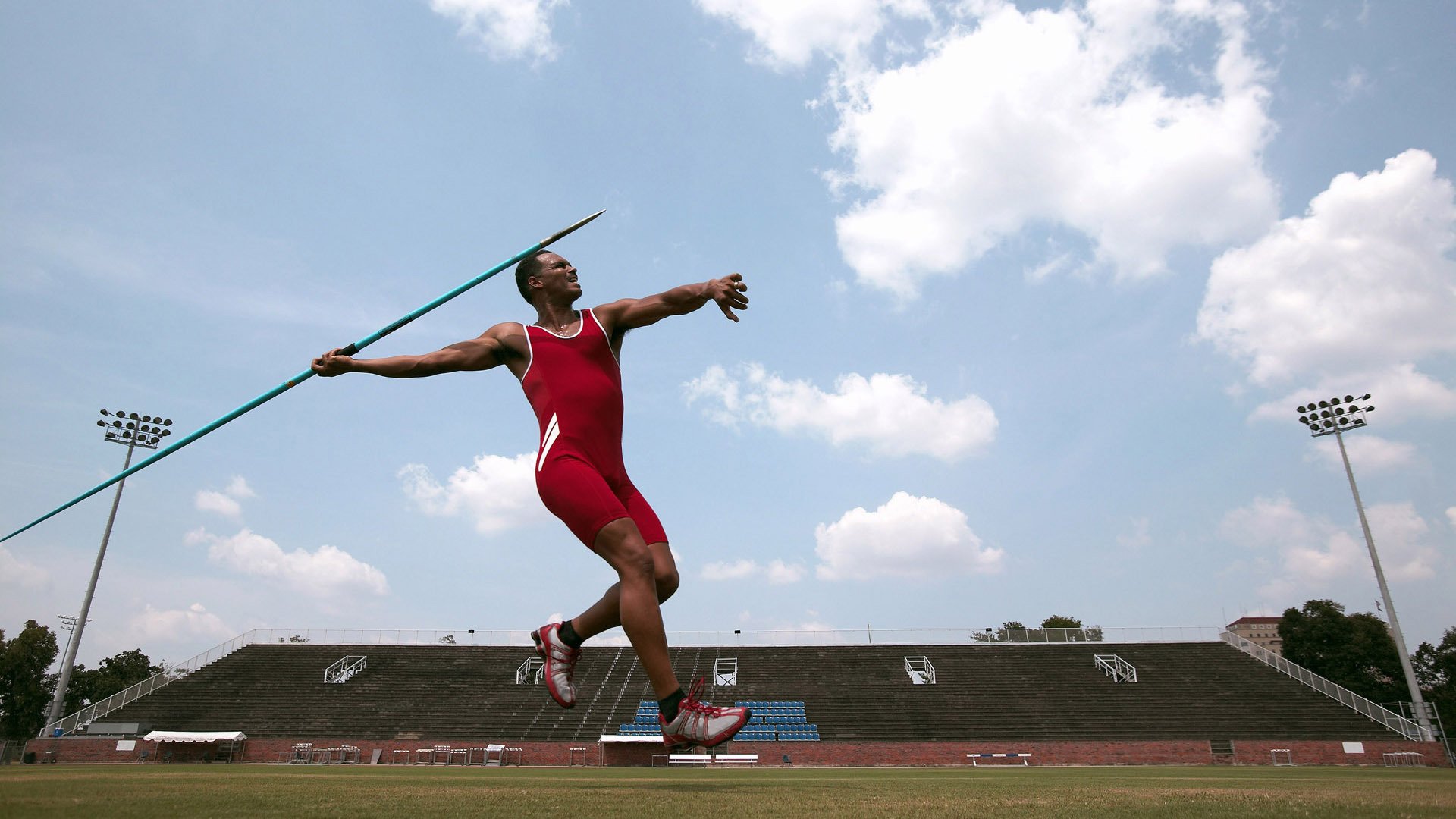 猛龙战术压制广东队,杰伦格林在F1年度争冠接管比赛