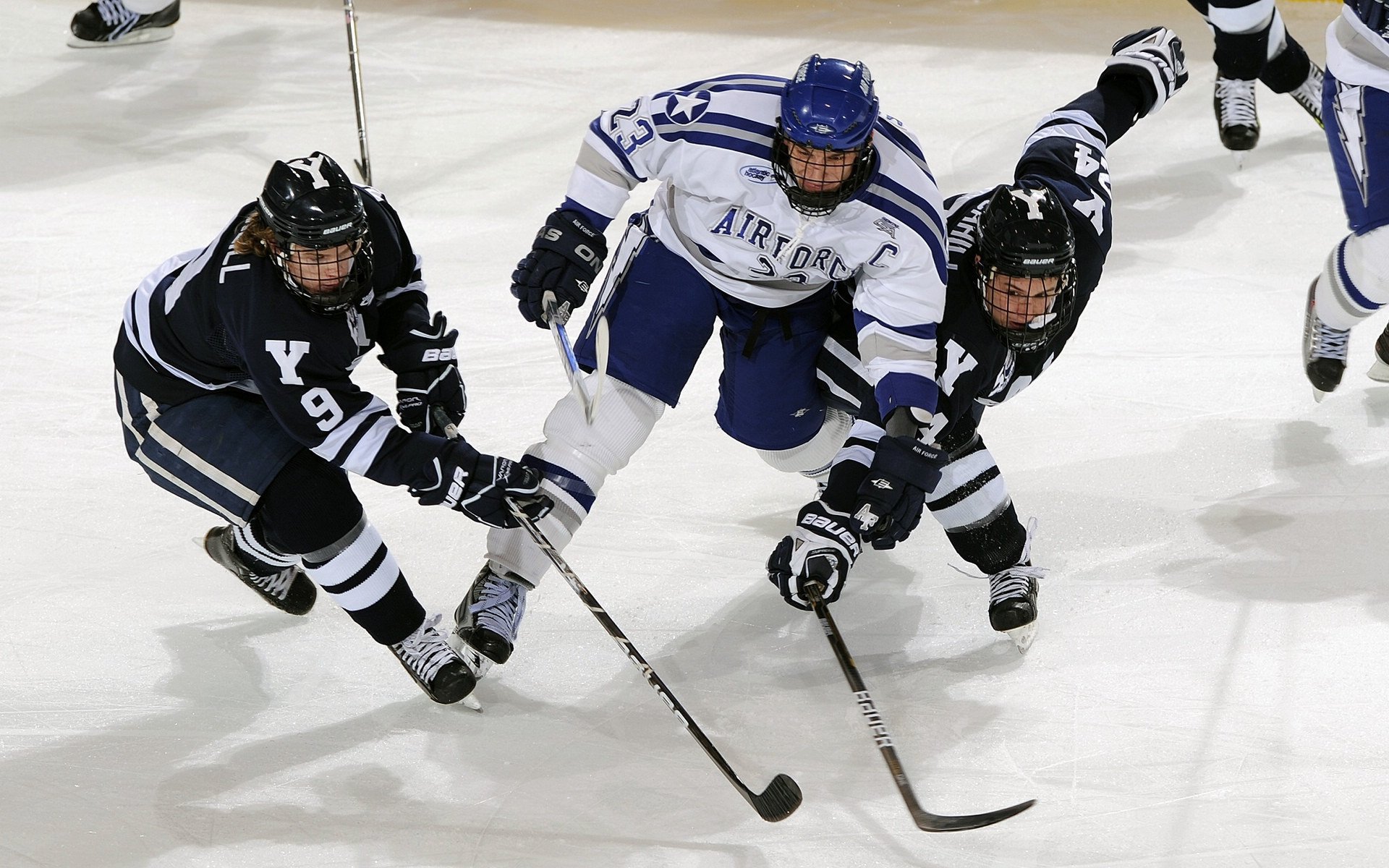 湖人火力全开！詹眉组合轰垮尼克斯，季后赛格局再添变数